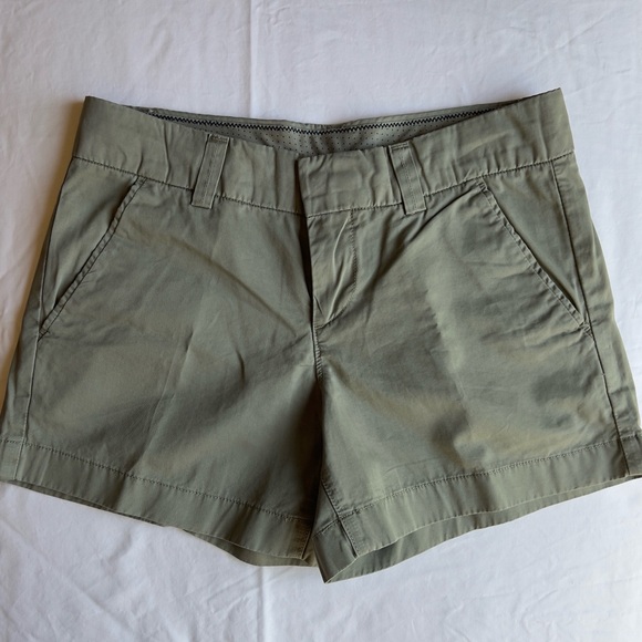 Uniqlo shorts size 2 in great condition!! - Picture 9 of 12